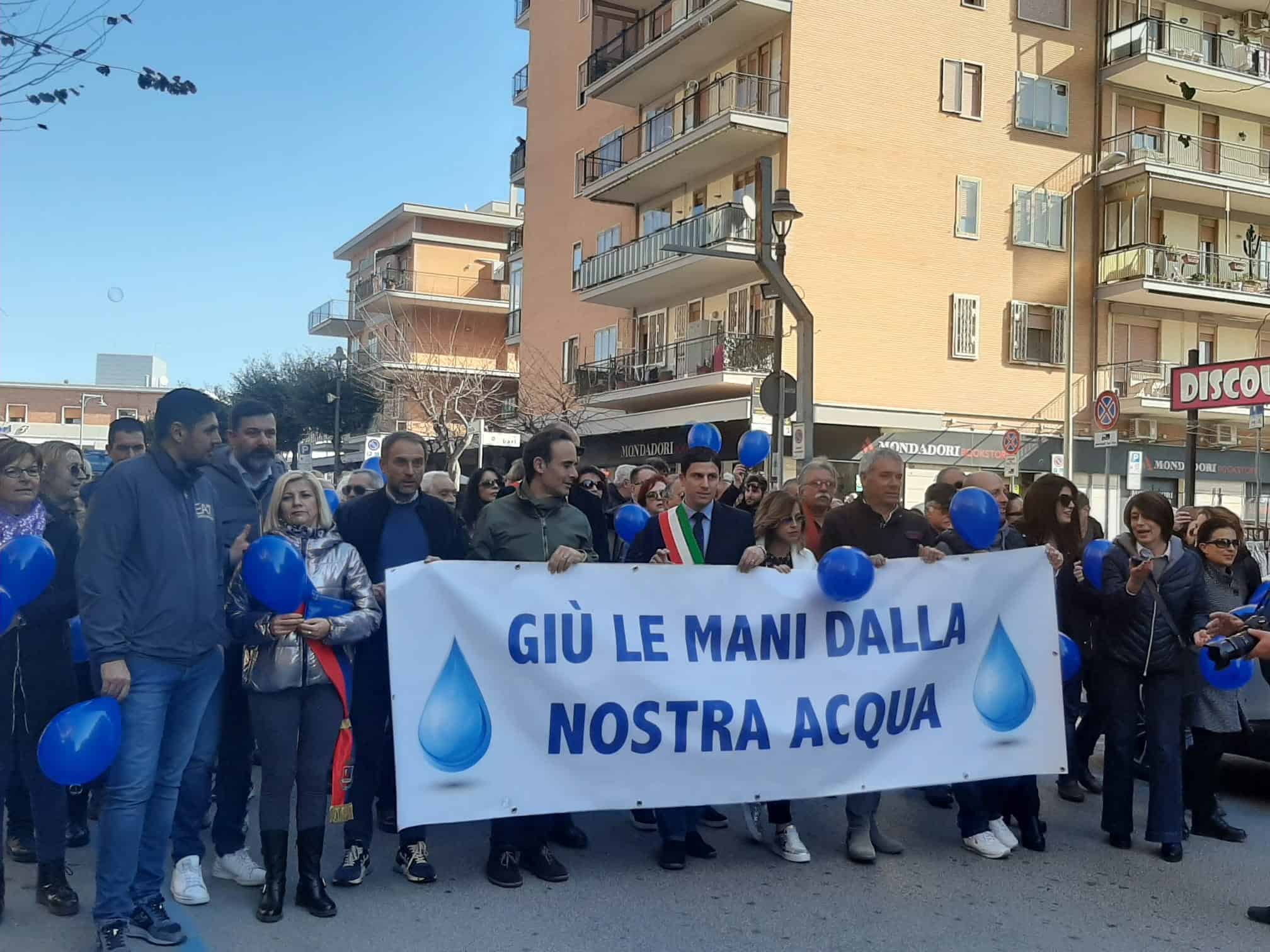 Ladispoli l acqua passa ad ACEA ma la città snobba la manifestazione