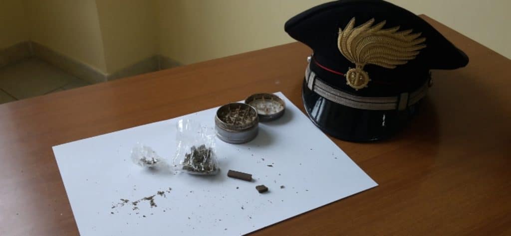 Offre hashish ai vigili fuoco per ringraziarli :denunciato
