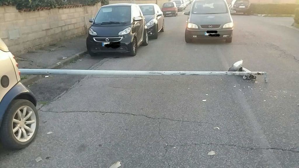 Ladispoli, vento abbatte palo della luce al Miami