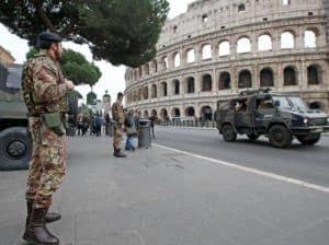 Paura al Colosseo. Petardo esplode sotto veicolo blindato dell'Esercito