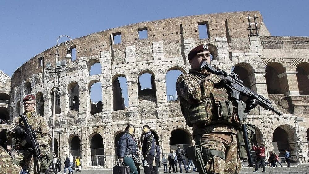 Roma, parcheggia tir al Colosseo: "Volevo visitarlo"