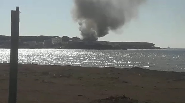 Incendio in zona villette nei pressi della Frasca