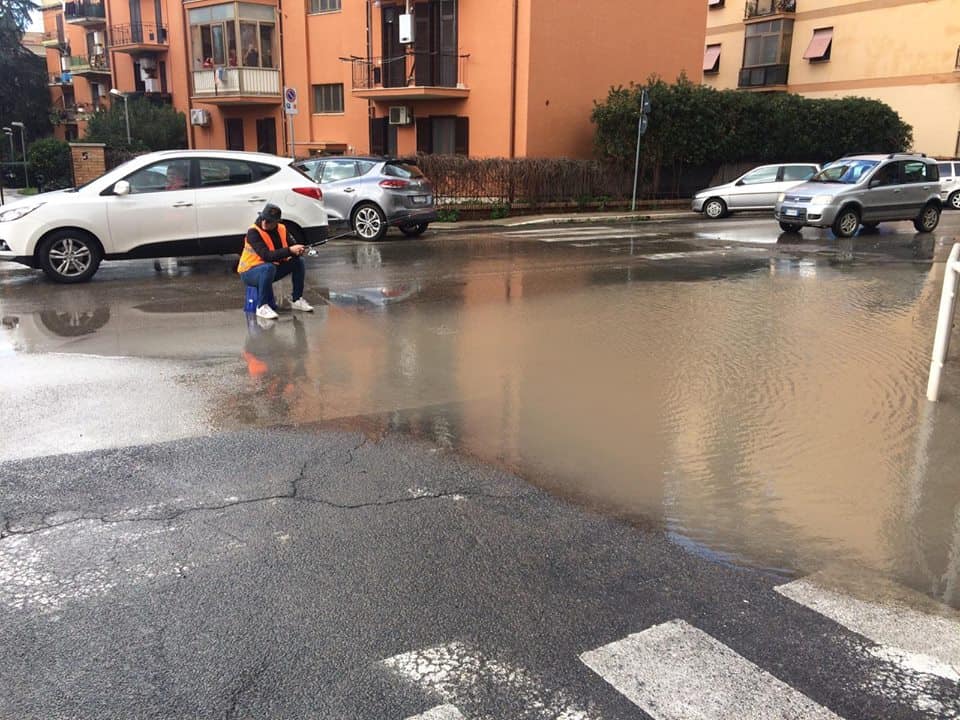 Piogge torrenziali, a Civitavecchia pesca sportiva in strada