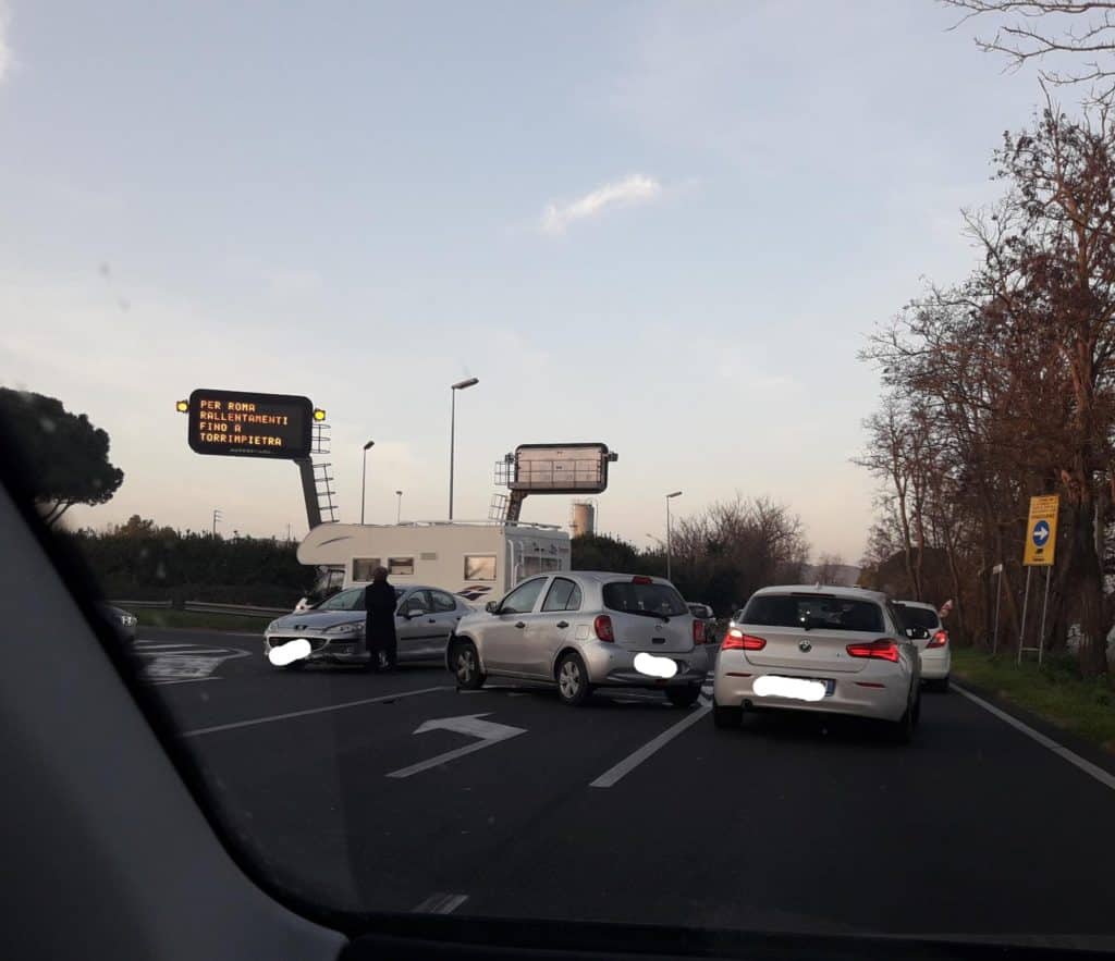Cerveteri, incidente all'ingresso dell'autostrada