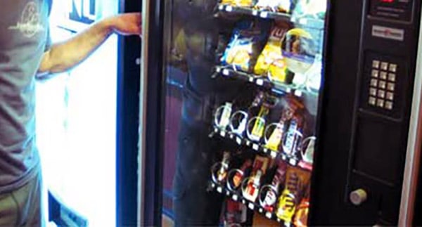 Rubano denaro dai distributori automatici: denunciati