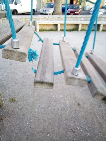 Giochi rotti e pericolosi in piazza Domitilla