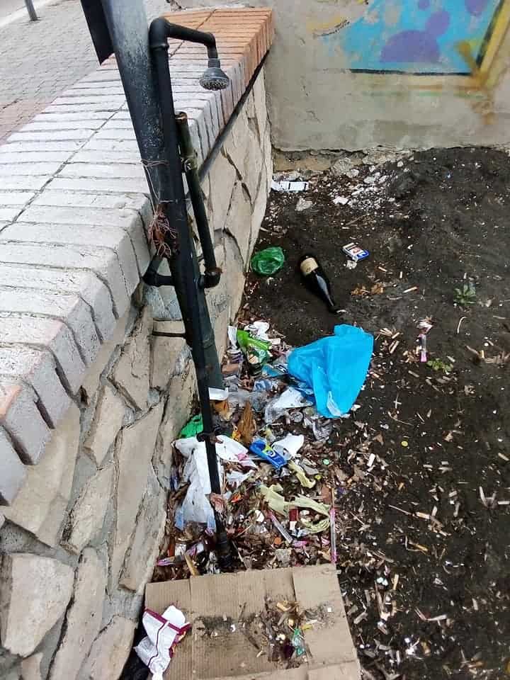 Assalto delle spiagge da parte degli incivili