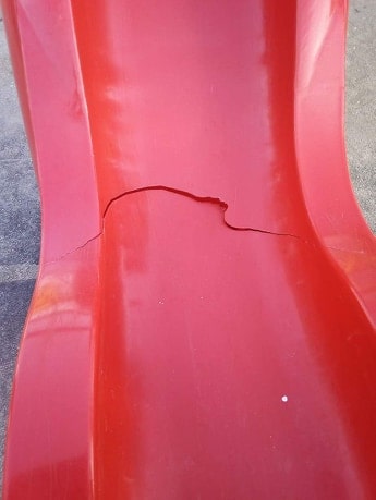 Giochi rotti e pericolosi in piazza Domitilla