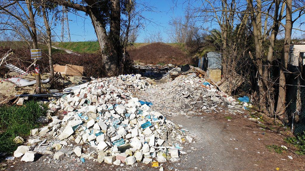 Terreno trasformato in discarica: area sequestrata