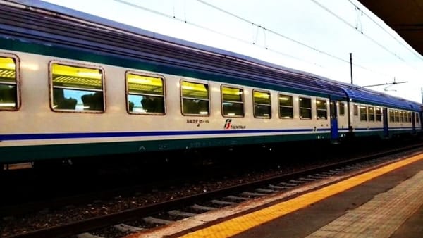 Roma, incendio ferma la circolazione ferroviaria tra San Pietro e Vigna Clara