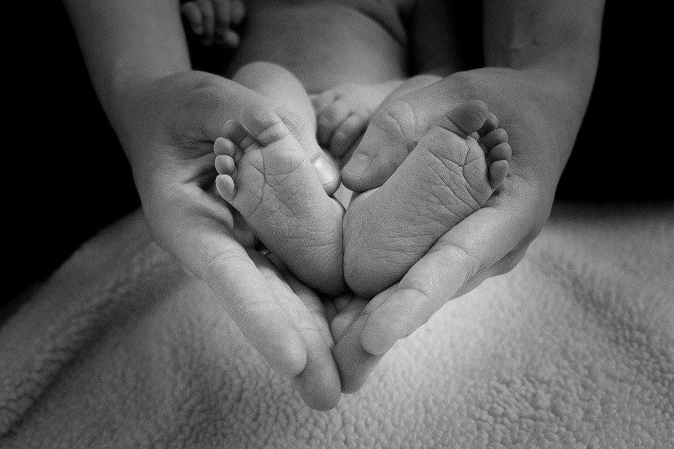 Manziana, online la modulistica 2019 per chiedere l'assegno di maternità