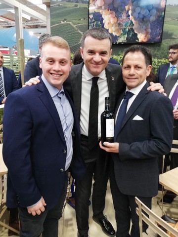 Valle del Canneto, l'azienda di Cerveteri al Vinitaly riceve la visita del ministro Centinaio