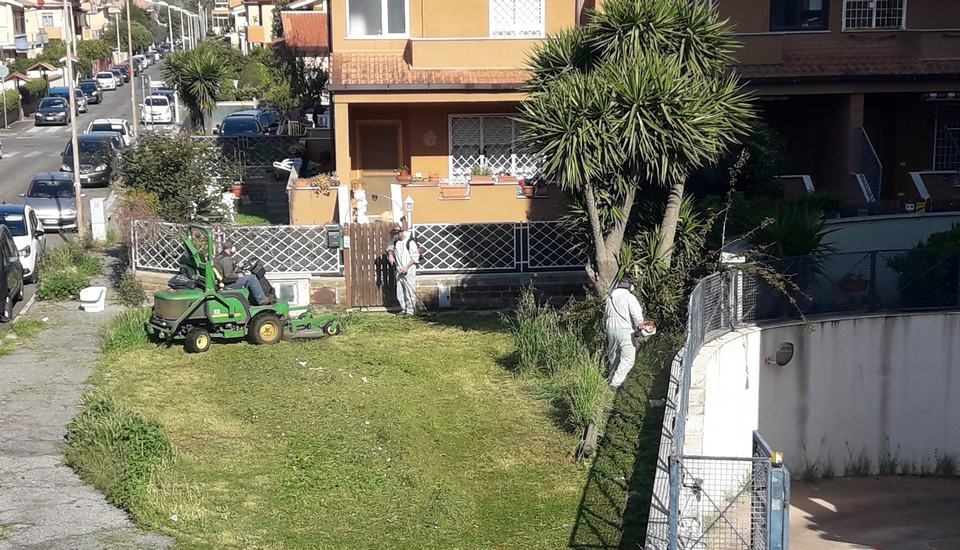 Ladispoli, iniziato lo sfalcio delle erbe sui marciapiedi