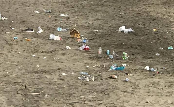 Spiagge affollate per il 25 aprile e ... aumenta il degrado