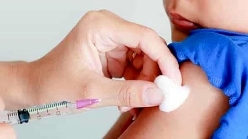 Senza vaccino rispedita a casa: denunciato il preside