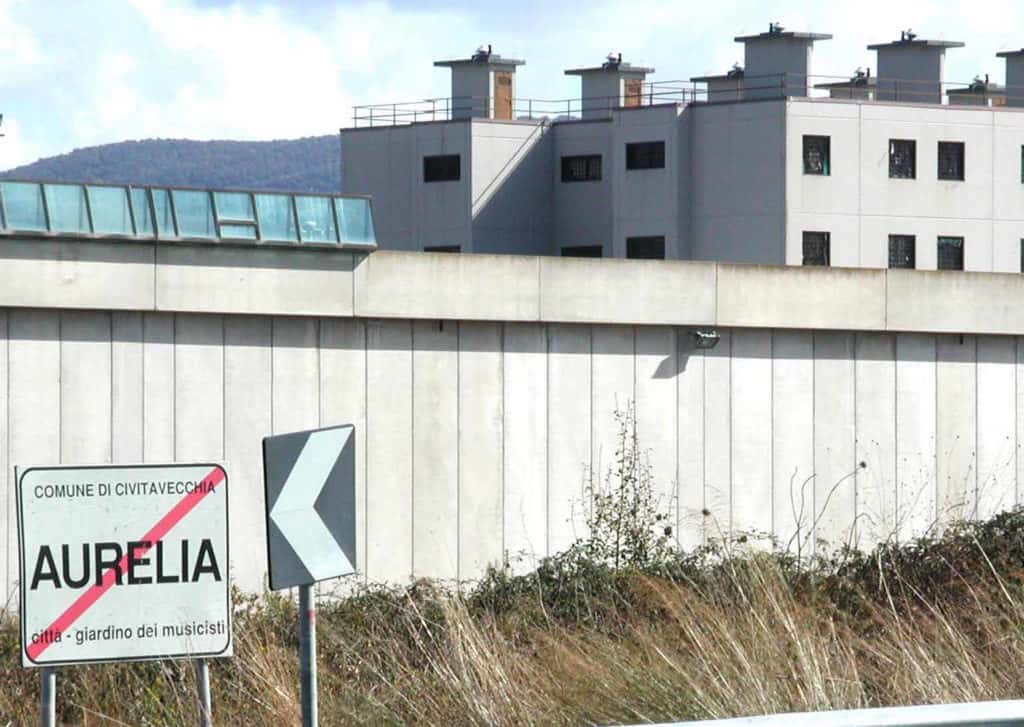 Civitavecchia, detenuto sequestra uomo della penitenziaria