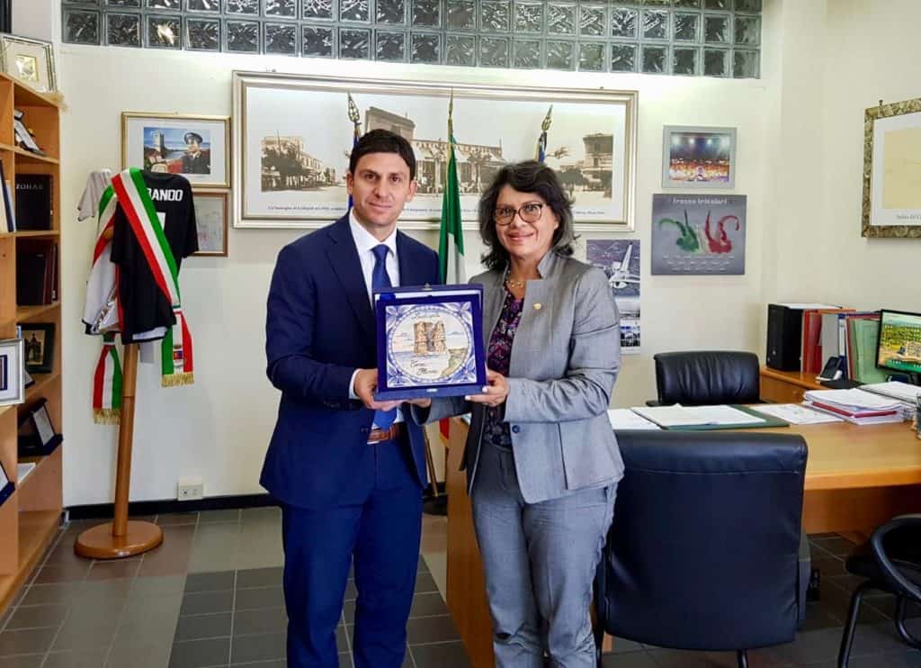 Lo scultore risiede in città. Grazie a lui avviati dei contatti ufficiali