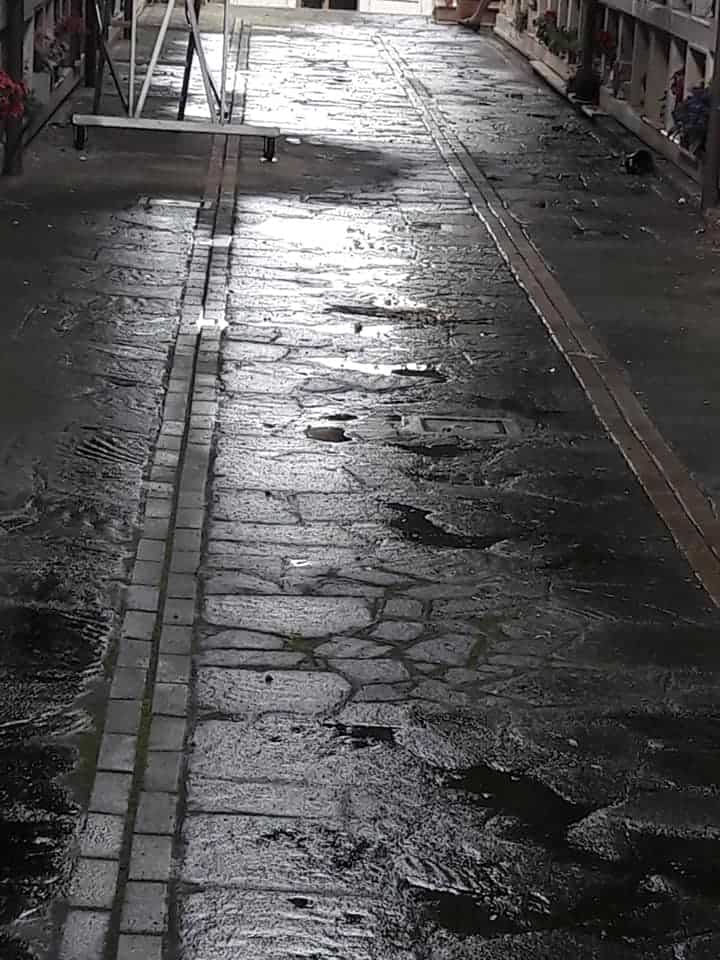 Anguillara, degrado al cimitero