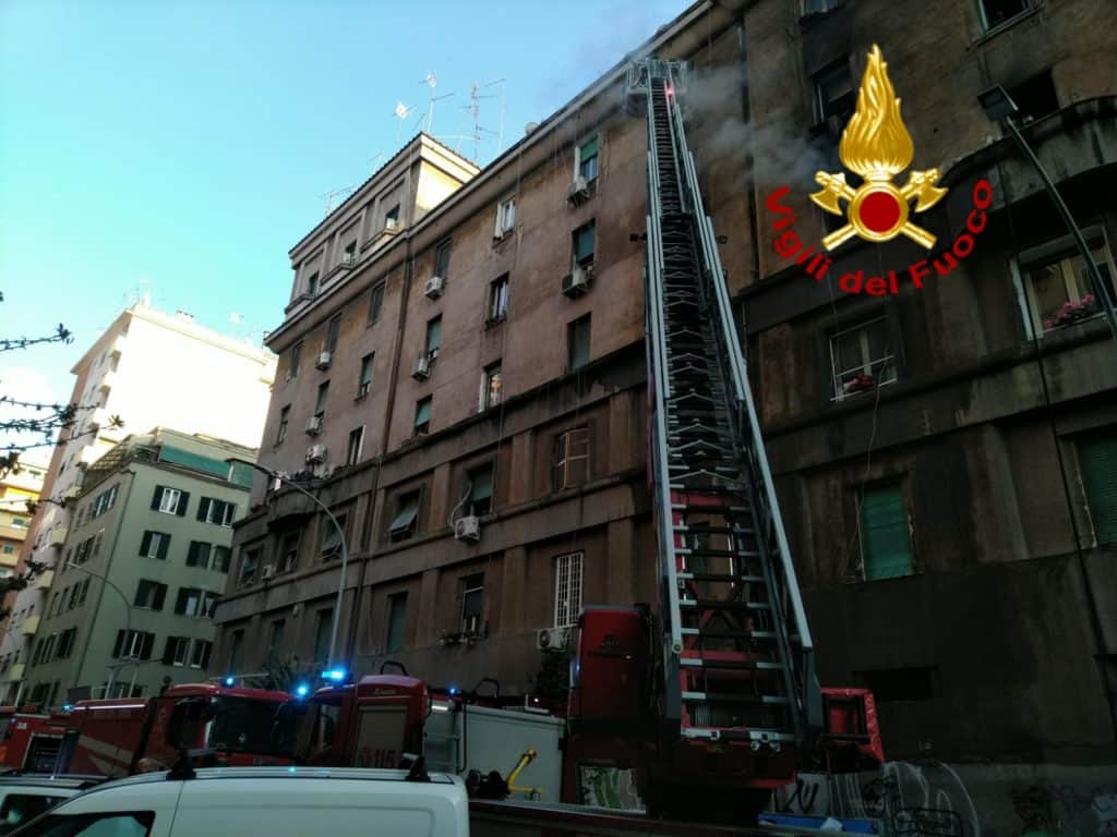 Roma, in fiamme un appartamento in Via Niso: nessun ferito