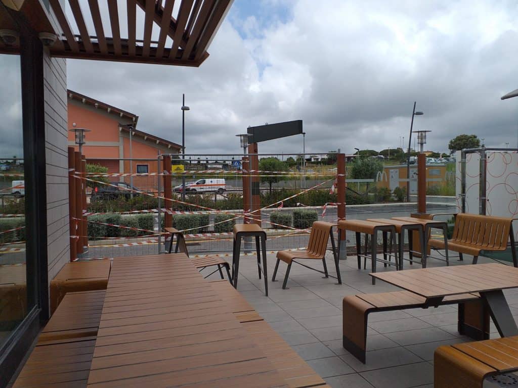 Ladispoli, sfonda la vetrata del Mc rischiando la tragedia (foto ortica web)