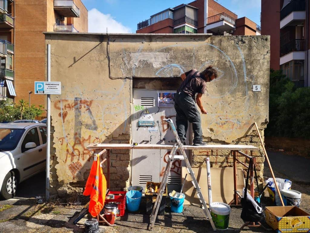 Dal degrado a opere d'arte, i volontari abbelliscono la città