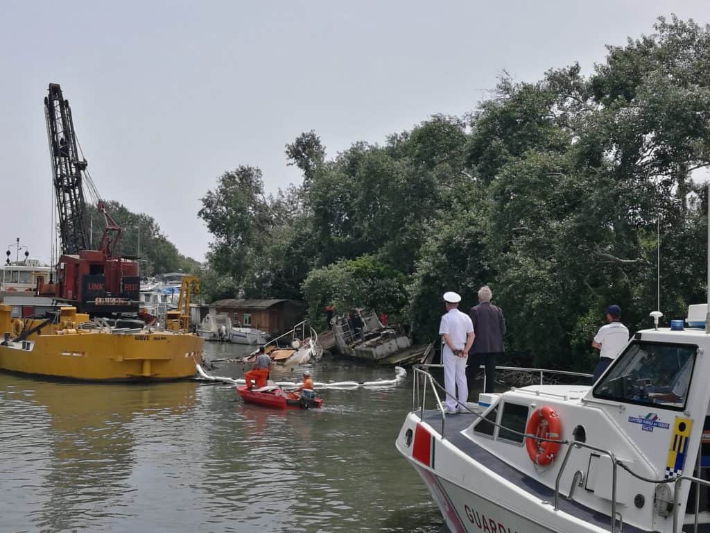 Fiumicino, iniziata la rimozione dei relitti sul Tevere