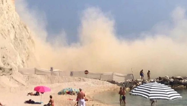 Distacco roccioso dalle falesie sul Conero (foto da In Meteo)
