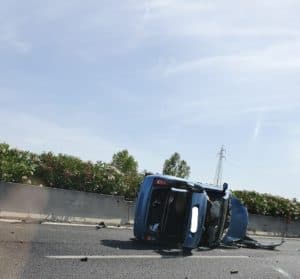 Scontro sulla Roma Fiumicino, auto ribaltata in carreggiata