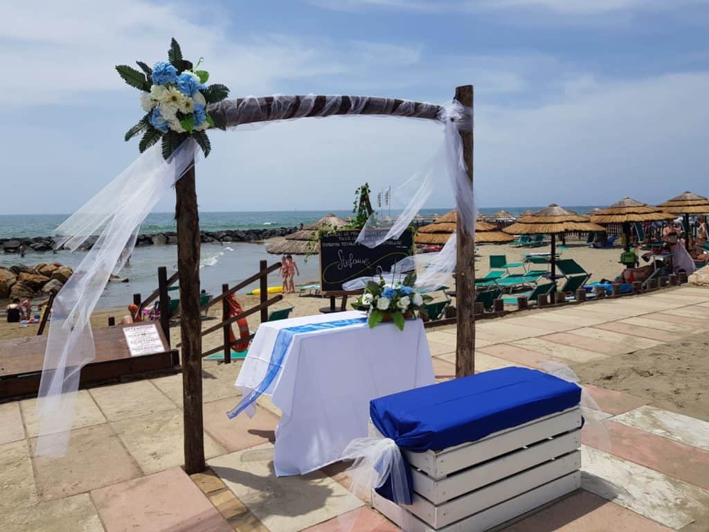 L'altare allestito allo stabilimento La Baia per i matrimoni