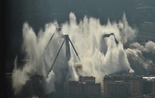 Ponte Morandi, esplodono le pile 10 e 11