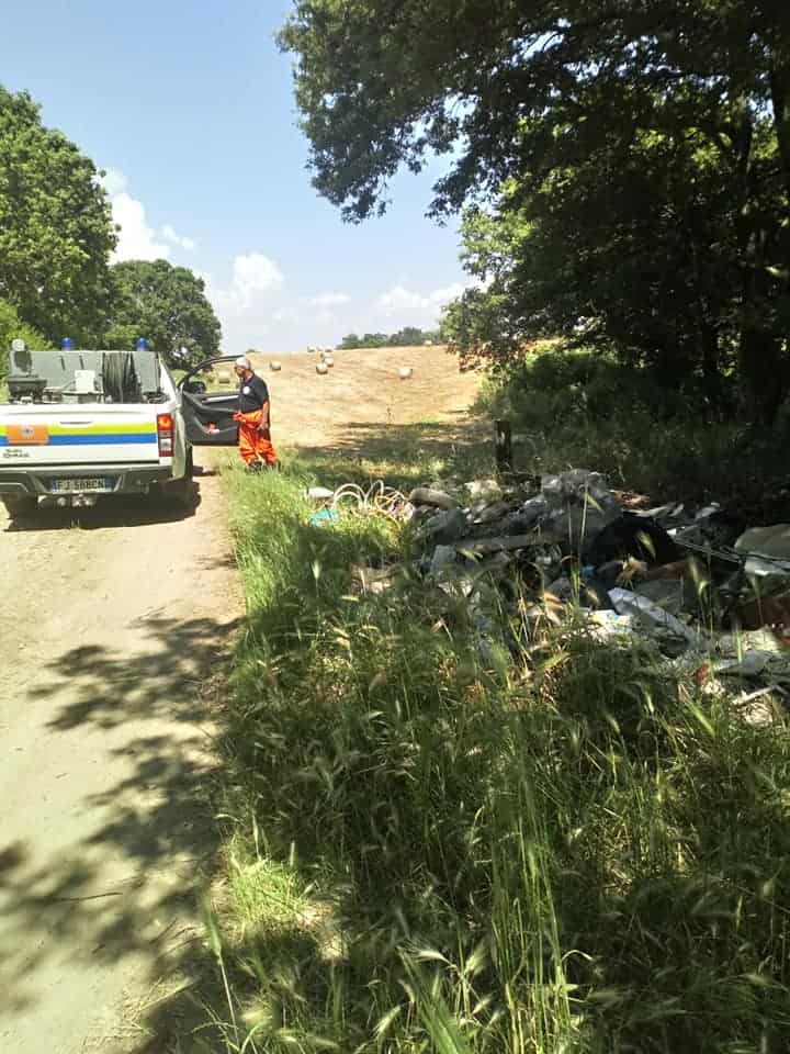 Dall'antincendio ai rifiuti abbandonati: la zona del lago una discarica a cielo aperto