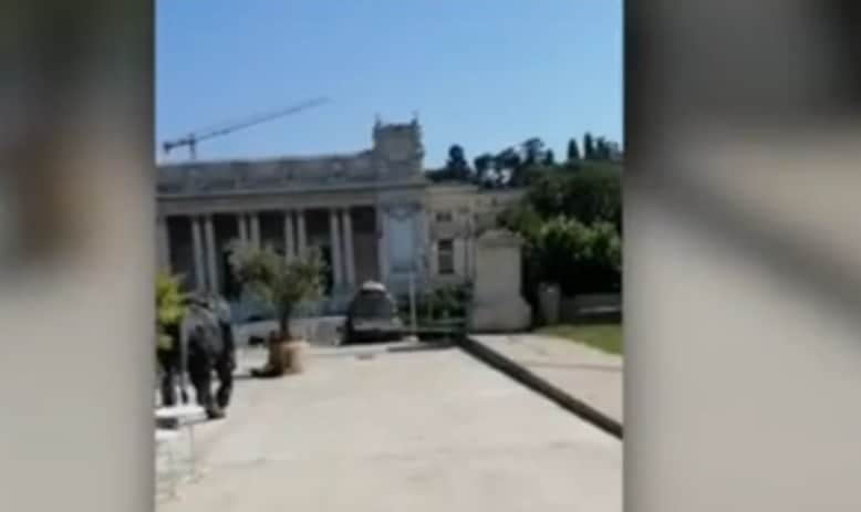 Scende la scalinata Bruno Zevi con l'auto