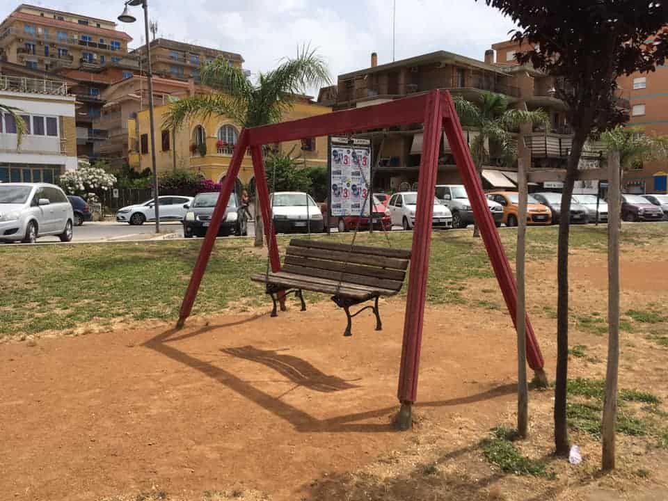 La foto dell'atto, condivisa subito via social, ha suscitato prontamente un'indignazione generale