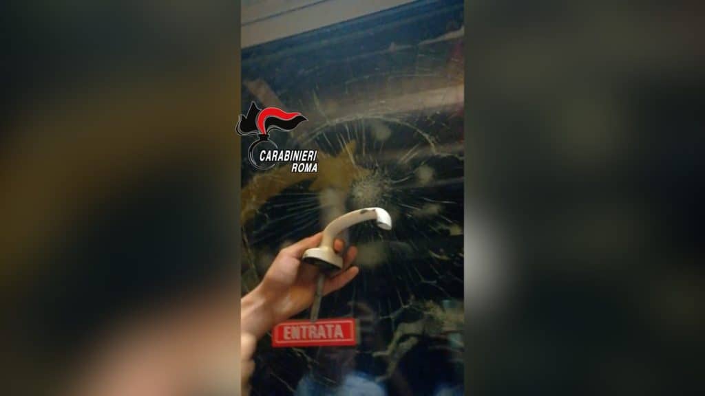 Avevano danneggiato una scuola per noia