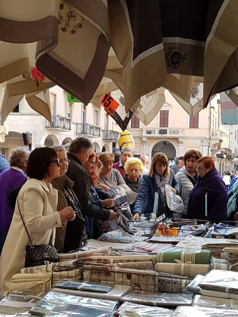 Gli ambulanti di forte dei Marmi al Lido di Ostia