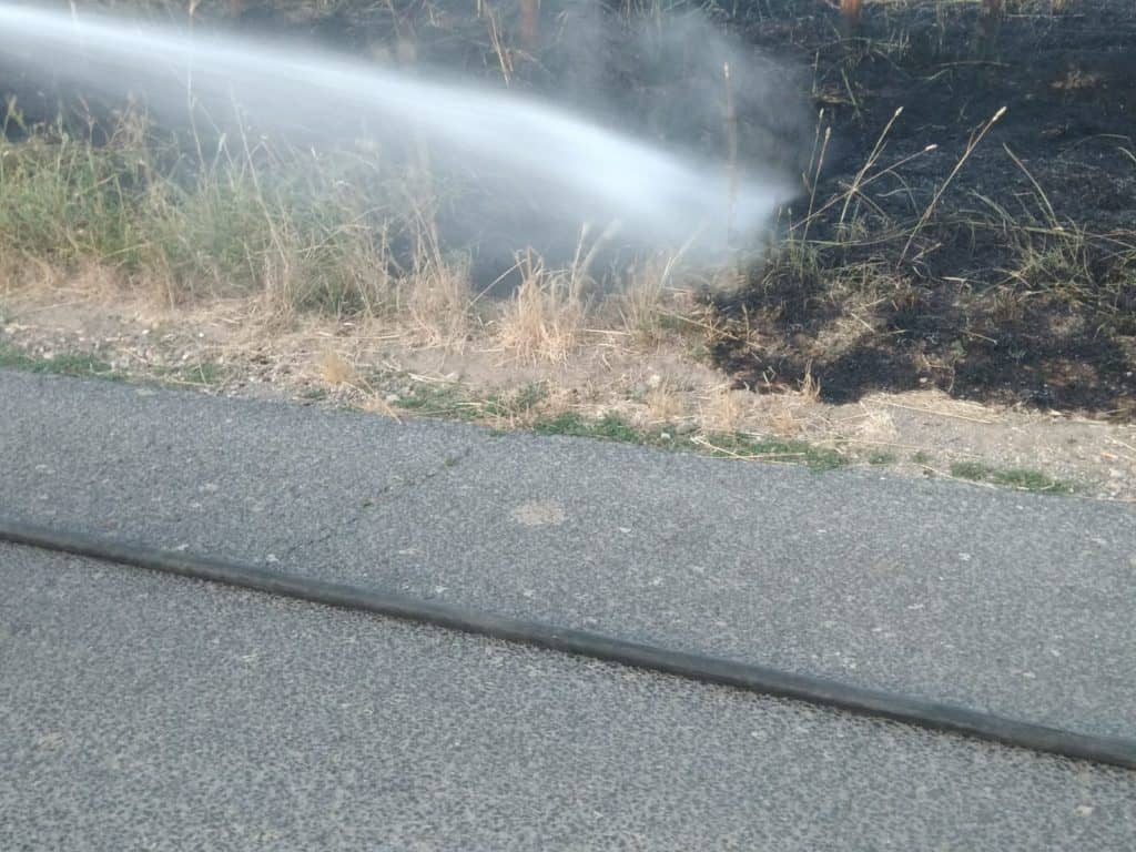 Cerveteri, incendio di sterpaglie lambisce la Necropoli