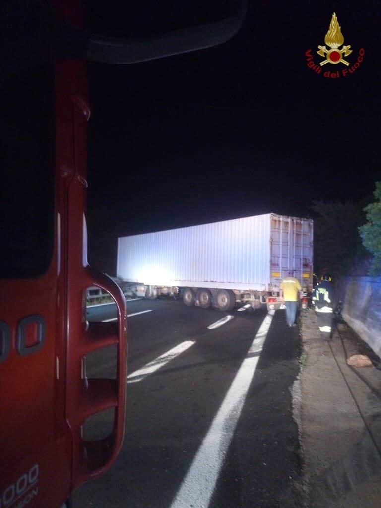 Autoarticolato sbanda e urta muro sulla a12 perdendo idrocarburi