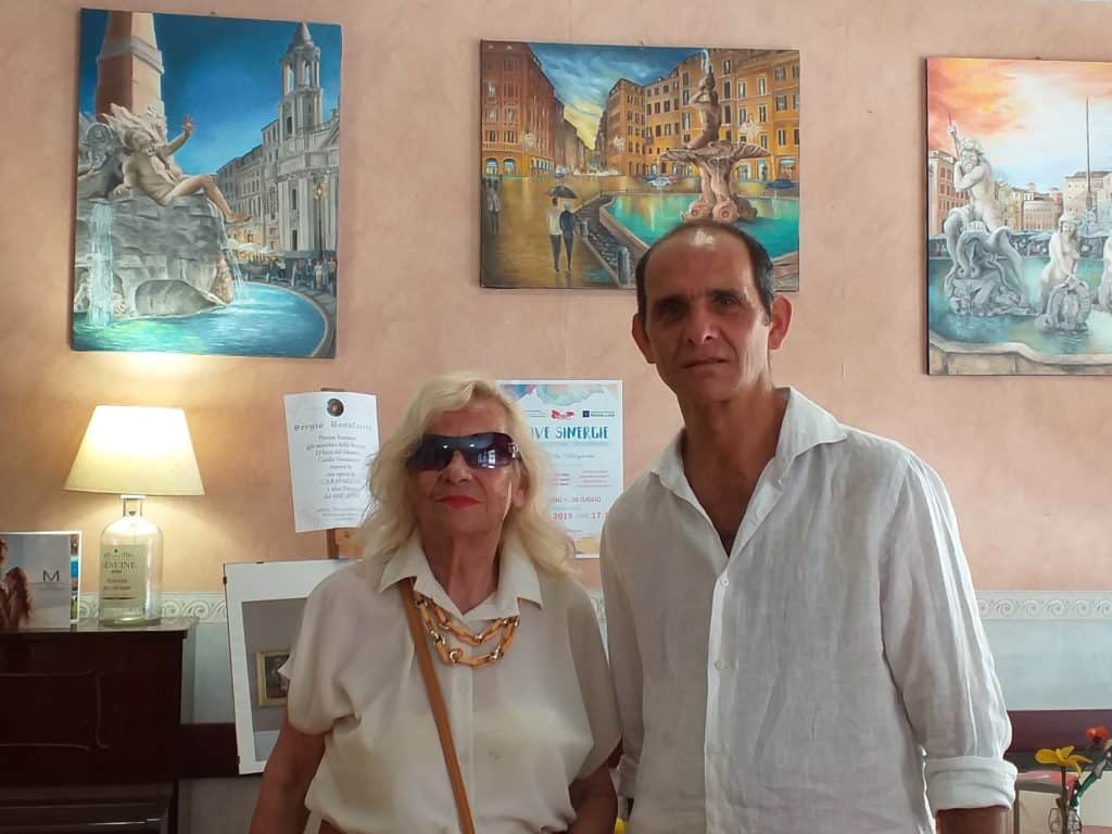 Ad ammirare le tele degli artisti Felicia Caggianelli e Sergio Bonafaccia, è arrivata la nota pittrice internazionale Carla Camp