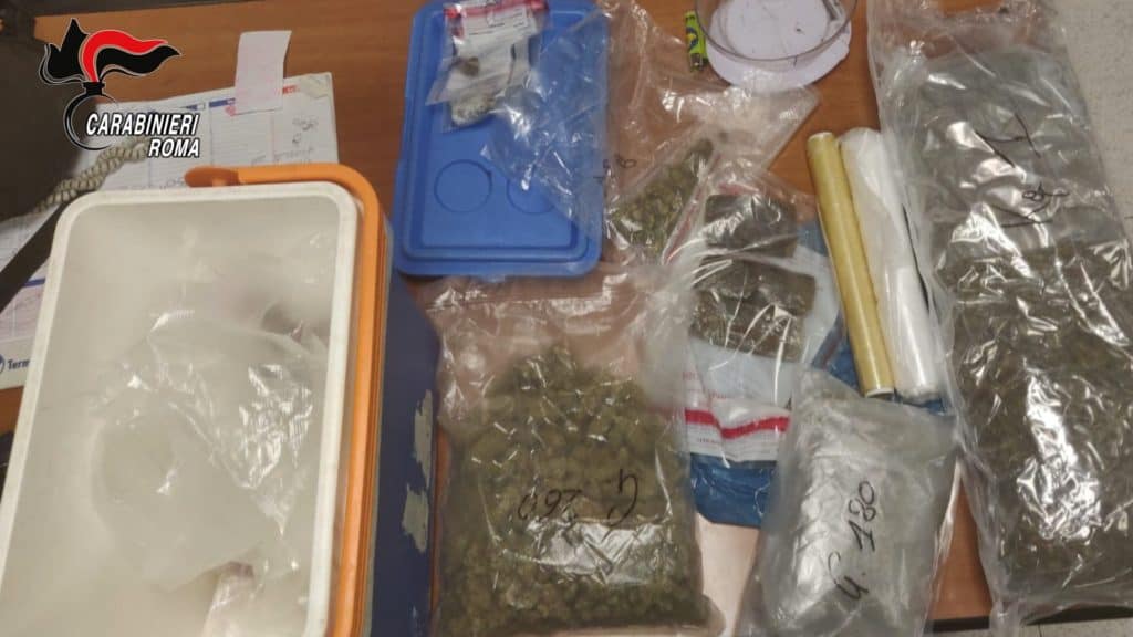 Carabinieri bloccano pusher con quasi 2 kg di droga nascosta in un frigorifero portatile