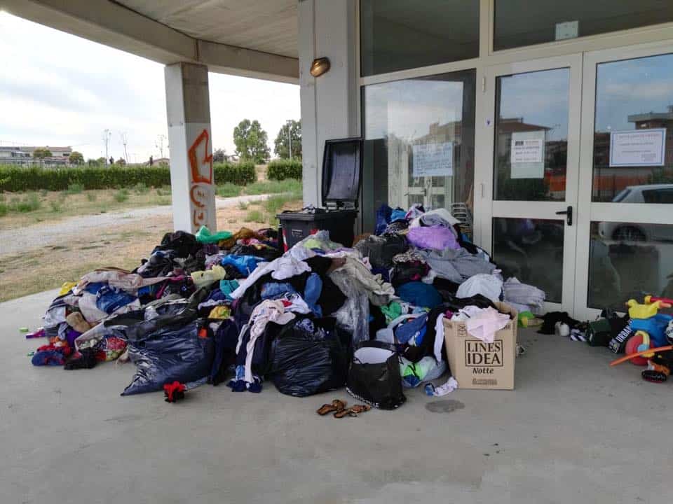 La sede di Humanitas trasformata in una discarica dagli incivili