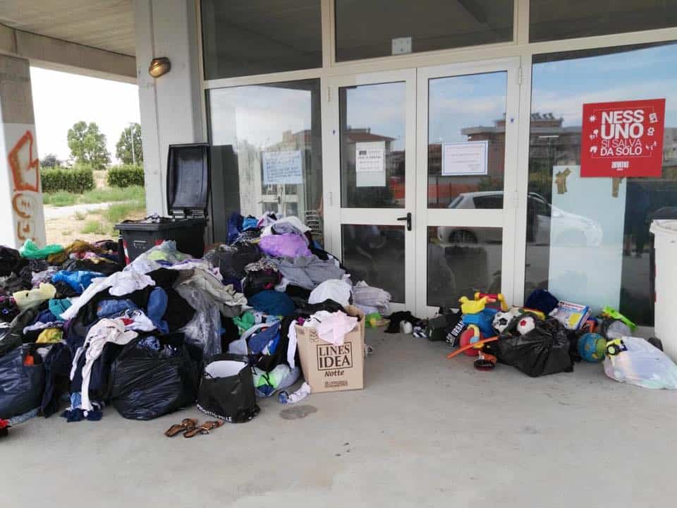 La sede di Humanitas trasformata in una discarica dagli incivili