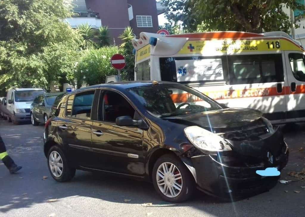 Ladispoli, incidente in via Trieste. Auto si ribalta