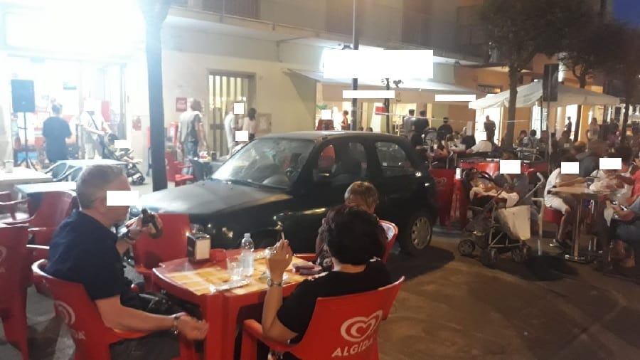 Ladispoli, isola pedonale su viale Italia: le auto 'partecipano' alla festa