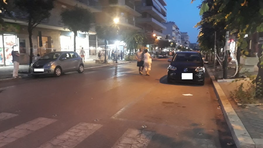 Ladispoli, isola pedonale su viale Italia: le auto 'partecipano' alla festa