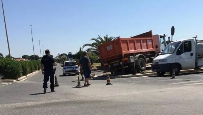 Campo di Mare, camion sprofonda sul lungomare (foto Orticaweb)