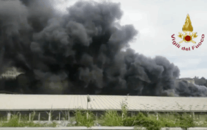 Vasto incendio all'Eur. Strada chiusa e traffico in tilt