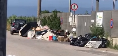 Fiumicino, incivili beccati ad abbandonare rifiuti a Pesce Luna