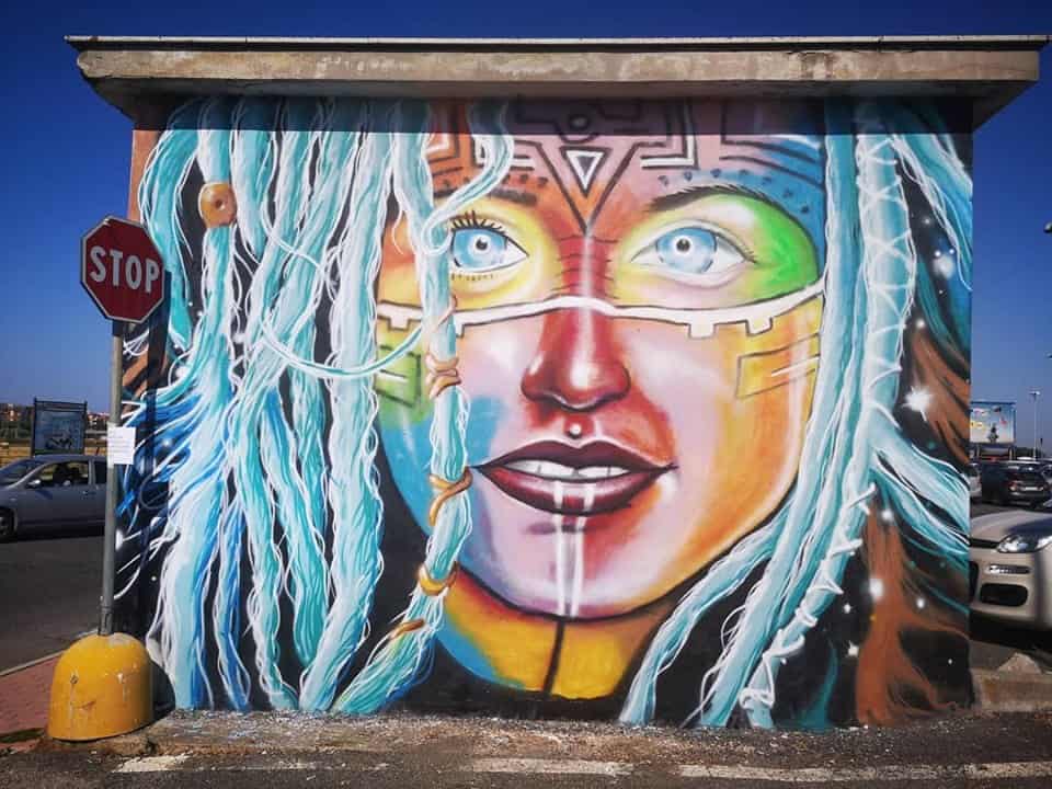 Dal degrado a opere d'arte, volontari abbelliscono la città