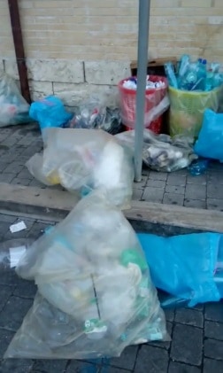 Ladispoli, lungomare invaso dai rifiuti
