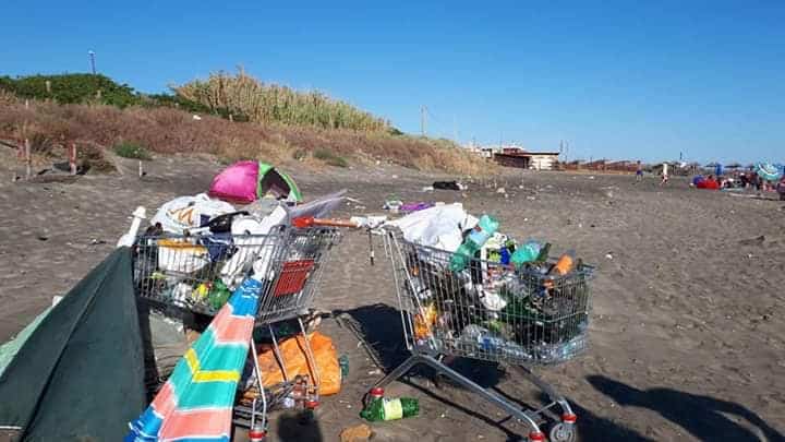 Ferragosto, anche la spiaggia di Campo di Mare preda degli incivili